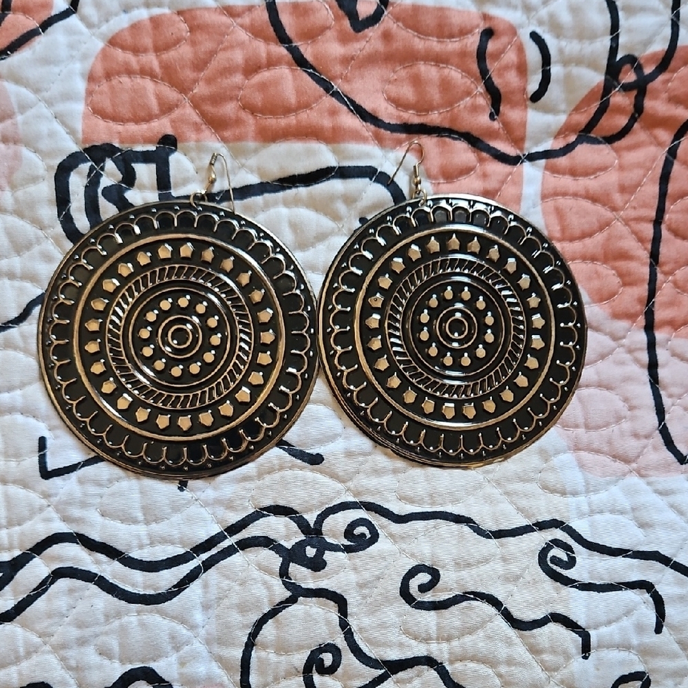 Stylish Gold and Black Circular Earrings